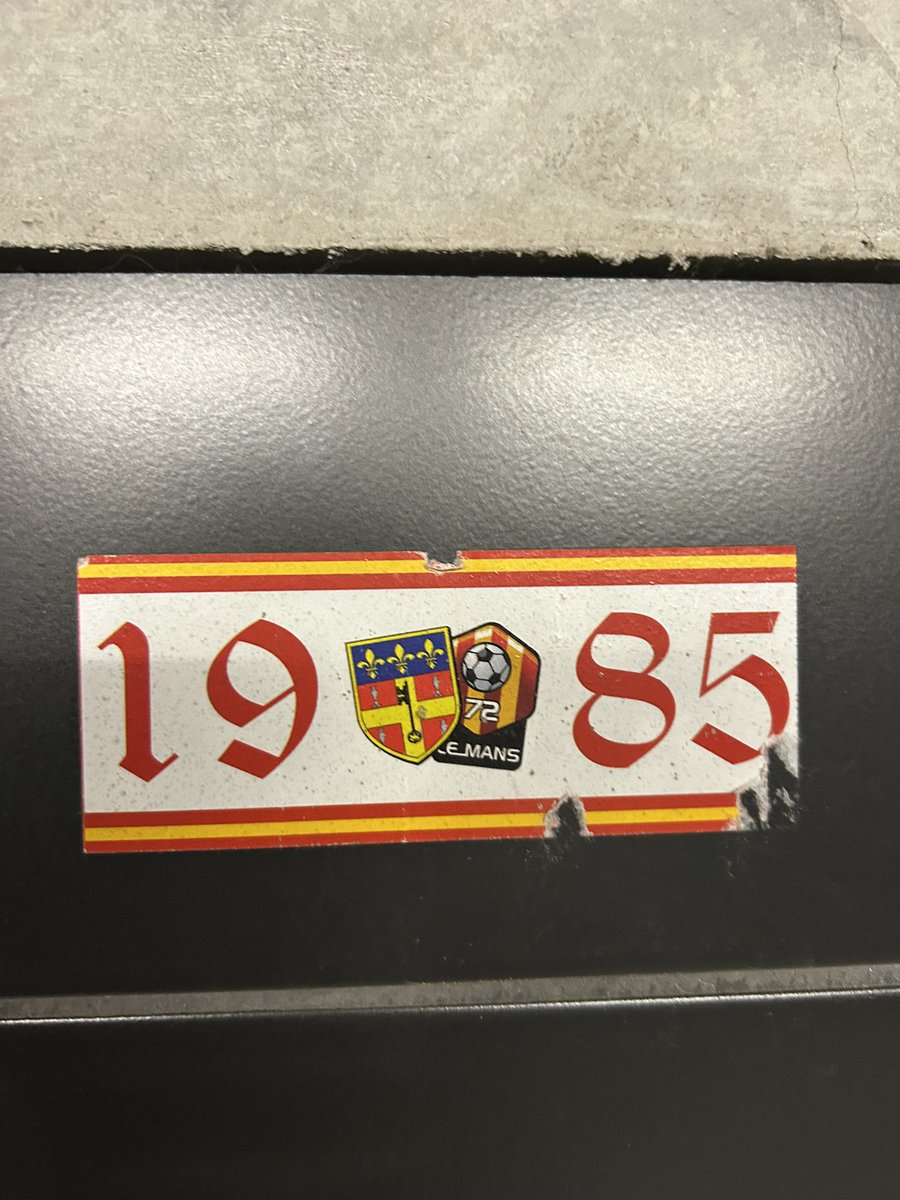 UnJourDeuxStick's tweet photo. Stick ultras Le Mans FC ❤️💛
1985 = Date de création du club (fusion)
#lemansfc #LMFC #MUC72 #VSLM https://t.co/gRlu7fUfKt