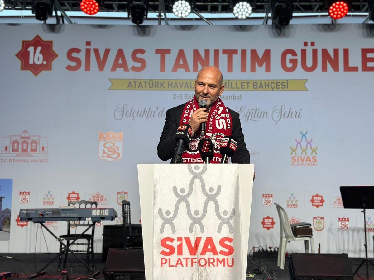 bbismailerdem's tweet photo. 16. Sivas Tanıtım Günlerimiz bugün tamamlandı. 
Bugün yüzbinlere ulaşan Sivaslı hemşerimiz ve İstanbullularla birlikte önceki dönem İçişleri Bakanımız Sayın @suleymansoylu İl başkanımız @abdullahozdemir Bakan yardımcımız @OsmanBoyraz Milletvekillerimiz @hasanturantr @av_nurettinalan Belediye başkanlarımız @DrHakanBahadir @avadursun misafir ettik. Bizleri yalnız bırakmayan tüm misafirlerimize ve saygıdeğer hemşehrilerimize İstanbullu dostlarımıza şükranlarımı sunarım.

Millet Bahçesini memleket tanıtım günleri için hazırlayan başta Çevre ve şehircilik bakanımız @murat_kurum TOKİ Başkanı’na Emlak yönetim genel müdürü @AkifKucukdag ve ekibine Sivaslı Hemşerilerimiz adına çok çok teşekkür ederim.

Sivas’tan tanıtım günlerimizi her zaman maddi manevi desteğini esirgemeyen Sivas Valimiz @valisimsek , Sivas Özel idare Genel sekreteri @haliliyesilyurt il kültür ve Turizm müdürüne, iki üniversitemizin rektörüne, Sivas ticaret Sanayi odası başkanına, ilçe kaymakamlarımıza belediye başkanlarımıza katılımlarından ve fedakarca yaptıkları desteklerden dolayı çok çok teşekkür ederim.

20 yıldır birlikte yol yürüdüğümüz yönetim kadrolarında beraber olduğumuz çok değerli Sivas platformu yönetim kurulu üyelerine, İstanbul Sivas konfederasyonu yönetim kurulu üyelerimize, vakıf, federasyon, il ilçe dernek başkanlarımıza destekleri ve katılımları için çok çok teşekkür ederim.

İstanbul il dışından programımıza katılan Ankara ASİDEF başkanı ve yönetimine, Kayseri federasyon başkanımıza, Kocaeli, Yalova, Düzce,Gebze dernek başkanlarımıza, Antalya vakıf başkanımıza çok teşekkür ederim.

Yurt dışından katılan Sivas platformu temsilciliği noktasında hizmet eden Almanya, Belçika, Hollanda ve İsviçre’den gelen kıymetli hemşirlerimede çok teşekkür ederim. 

Biz Selçukluların torunları Sivaslılar olarak büyük bir aileyiz. Bu ailenin bir Ferdi olmaktan mutluluk ve gurur duyuyorum. Sivas’lı hemşehrilerimize, Sivas’ımıza Ülkemize hizmet etmekte bizim üzerimize düşen önemli bir vazifemiz olduğuna inanıyorum. Ufak tefek eksiğimiz kusurumuz mutlaka olmuştur tüm misafirlerimizden özür dileyerek haklarını helal etmelerini istiyorum, inşaallah seneye 17. Sivas Tanıtım Günlerinde buluşmak üzere @SivasPlatformu