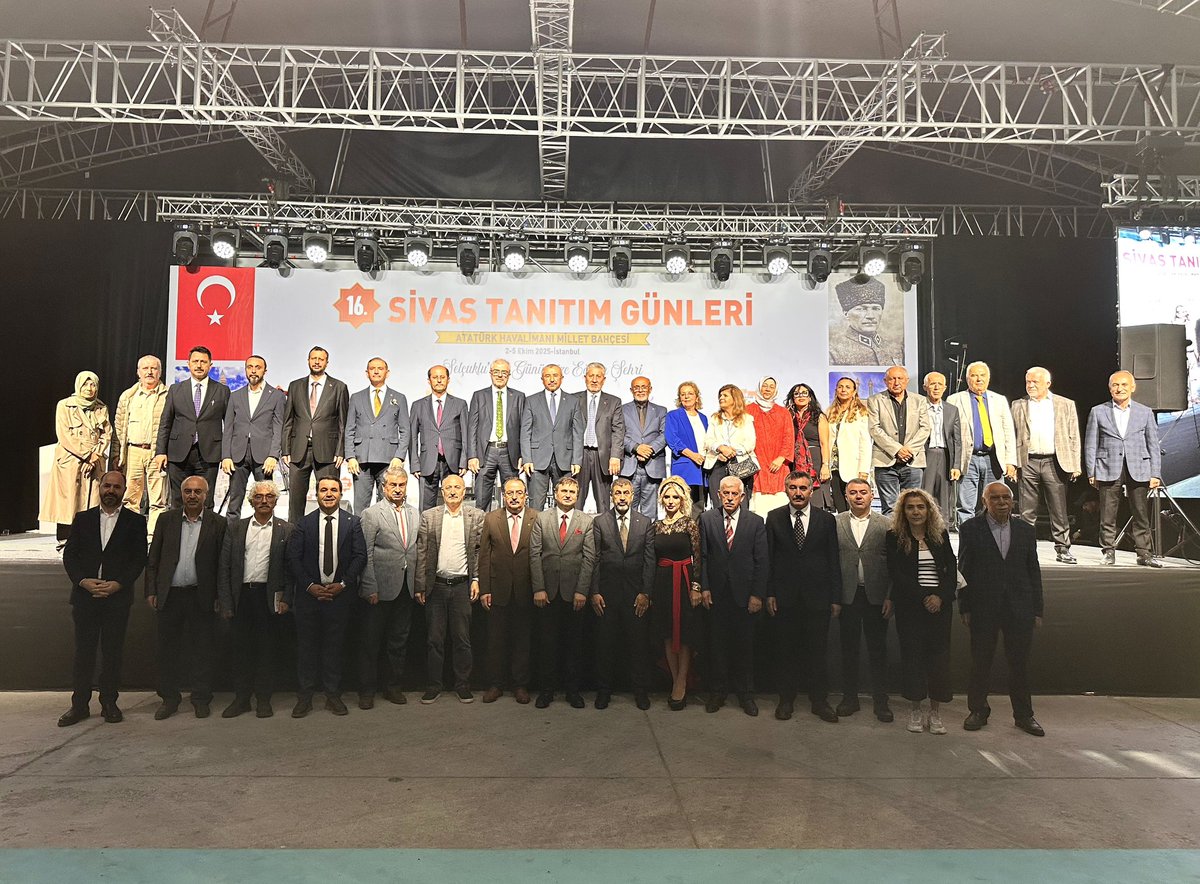 16. Sivas Tanıtım Günlerimiz bugün tamamlandı. 
Bugün yüzbinlere ulaşan Sivaslı hemşerimiz ve İstanbullularla birlikte önceki dönem İçişleri Bakanımız Sayın <a href="/suleymansoylu/">Süleyman Soylu</a> İl başkanımız <a href="/abdullahozdemir/">Abdullah Özdemir</a> Bakan yardımcımız <a href="/OsmanBoyraz/">Osman Boyraz</a> Milletvekillerimiz <a href="/hasanturantr/">Hasan Turan 🇹🇷🇵🇸</a>