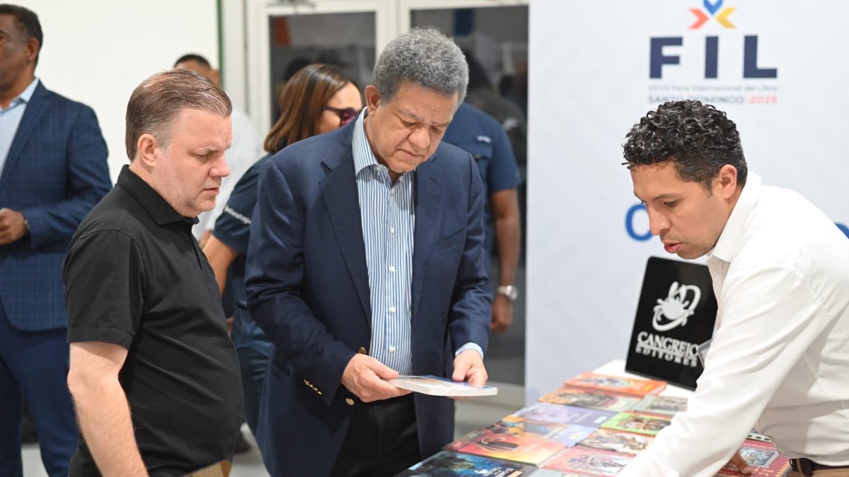 LeonelFernandez's tweet image. Visité la XXVII Feria Internacional del Libro 2025 y me alegró ver el entusiasmo del público, especialmente de la juventud, por la lectura. 📚

Felicito al Ministerio de Cultura y a Joan Ferrer por una edición que fortalece nuestro compromiso con el conocimiento y la cultura.…