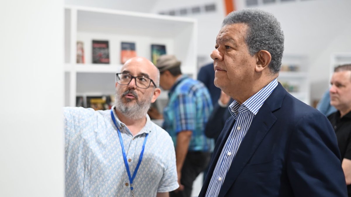 LeonelFernandez's tweet image. Visité la XXVII Feria Internacional del Libro 2025 y me alegró ver el entusiasmo del público, especialmente de la juventud, por la lectura. 📚

Felicito al Ministerio de Cultura y a Joan Ferrer por una edición que fortalece nuestro compromiso con el conocimiento y la cultura.…
