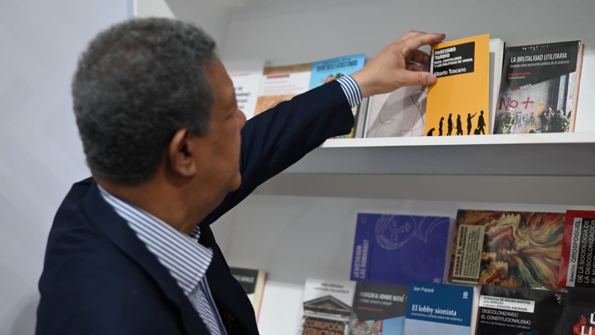 LeonelFernandez's tweet image. Visité la XXVII Feria Internacional del Libro 2025 y me alegró ver el entusiasmo del público, especialmente de la juventud, por la lectura. 📚

Felicito al Ministerio de Cultura y a Joan Ferrer por una edición que fortalece nuestro compromiso con el conocimiento y la cultura.…