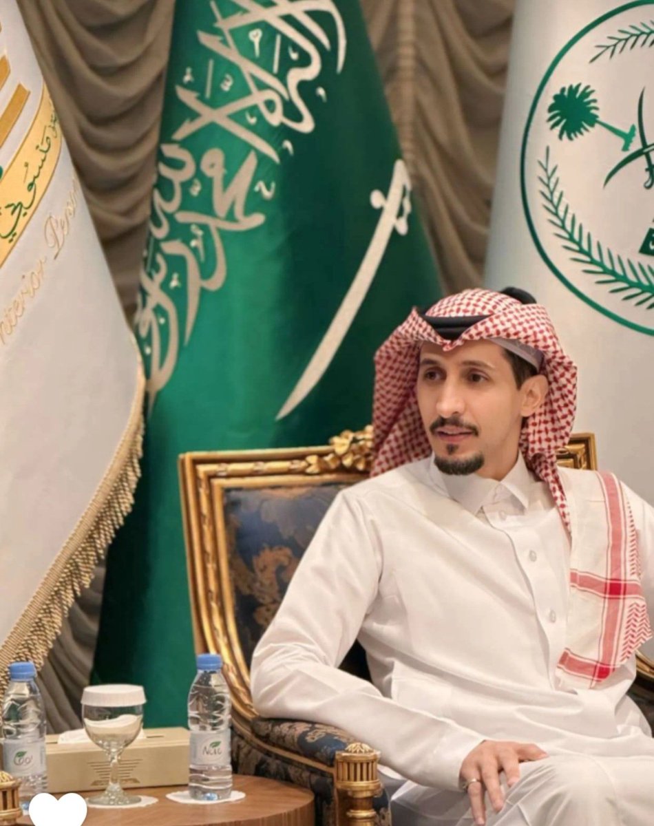 صورة مشرقة لشاب اخذ على عاتقة خدمة تراث الوطن حتى حمل لقب سفير التراث 
يضحي بوقته وجهده ويتنقل بين مناطق المملكة وحيث يكون الحدث لاحياء كرنفالات وتراث  الوطن العامة والخاصة في ابهى صورة واجمل منتاج حركي
بمهارة عاليه وابتسامة تسعد الجميع 
  النجم عبد الرحمن الكلثمي 
   1=قبيلة