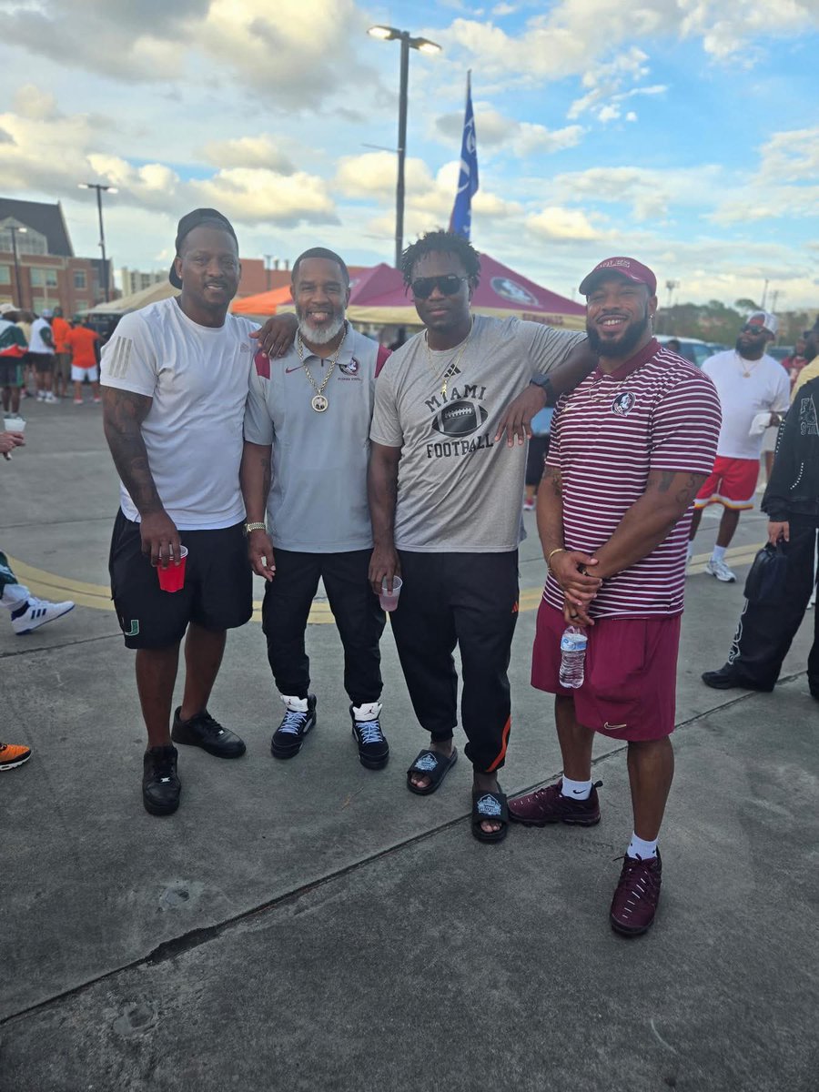 ChipWesterly9's tweet photo. FSU…Miami..Enough Said! Great day at the tailgate at Lot 19! Former Nole &amp; Former Cane greats came through &amp; hung out. @FSUFootball @CanesFootball @strugglemade105 @biggameJames_36 @BMac_SportsTalk @CjWilson850 @garnetandgold @SPEARATICS @dkelley21 https://t.co/pDJ32Z27qa