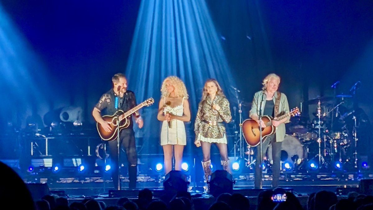 captusCreative's tweet image. Last night at @firekeeperscasino with @littlebigtown
Thanks to @iatse26 @corporatelive @onstageservices #eventprofs #liveevents #concertproduction