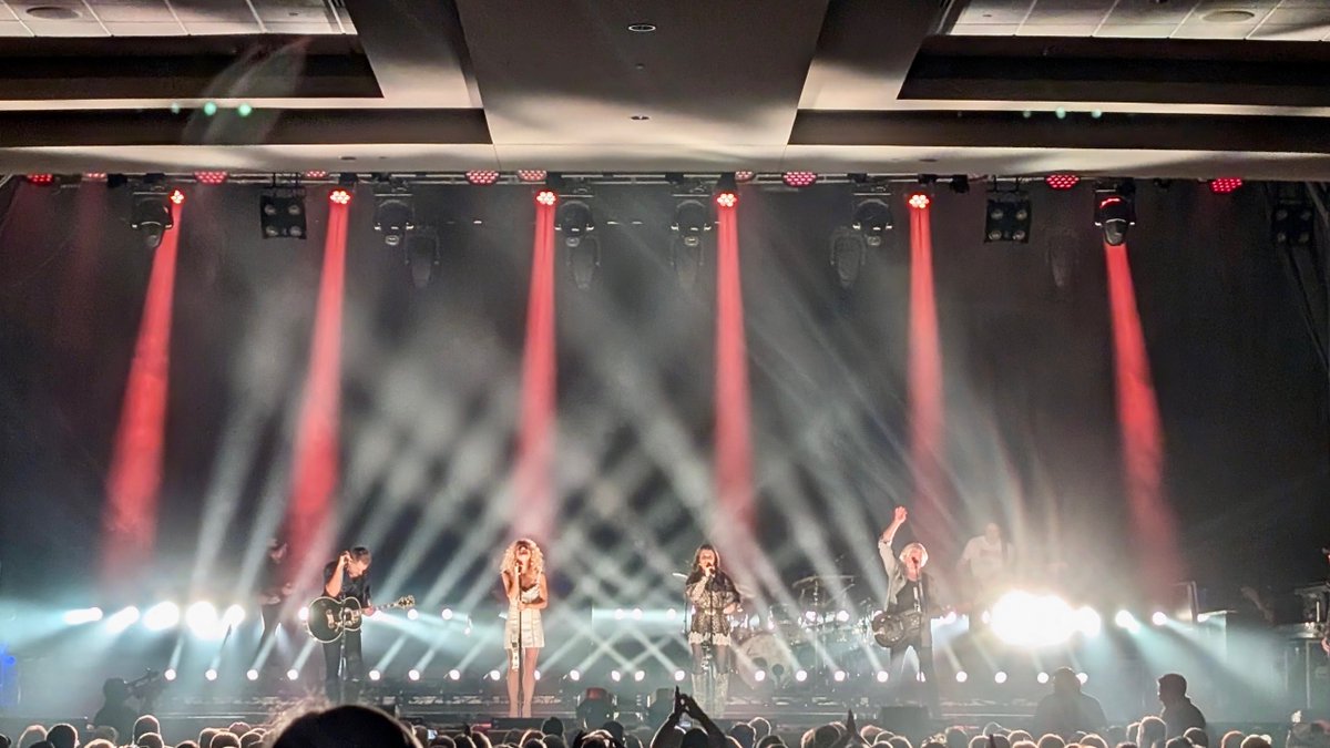 captusCreative's tweet image. Last night at @firekeeperscasino with @littlebigtown
Thanks to @iatse26 @corporatelive @onstageservices #eventprofs #liveevents #concertproduction