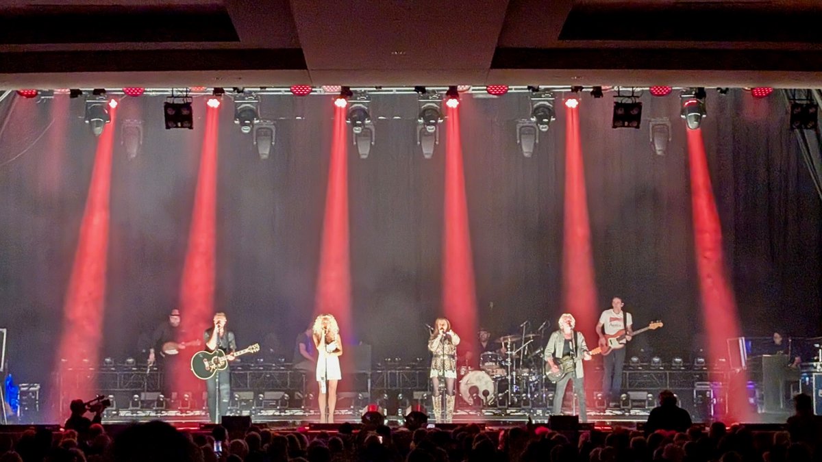 captusCreative's tweet image. Last night at @firekeeperscasino with @littlebigtown
Thanks to @iatse26 @corporatelive @onstageservices #eventprofs #liveevents #concertproduction