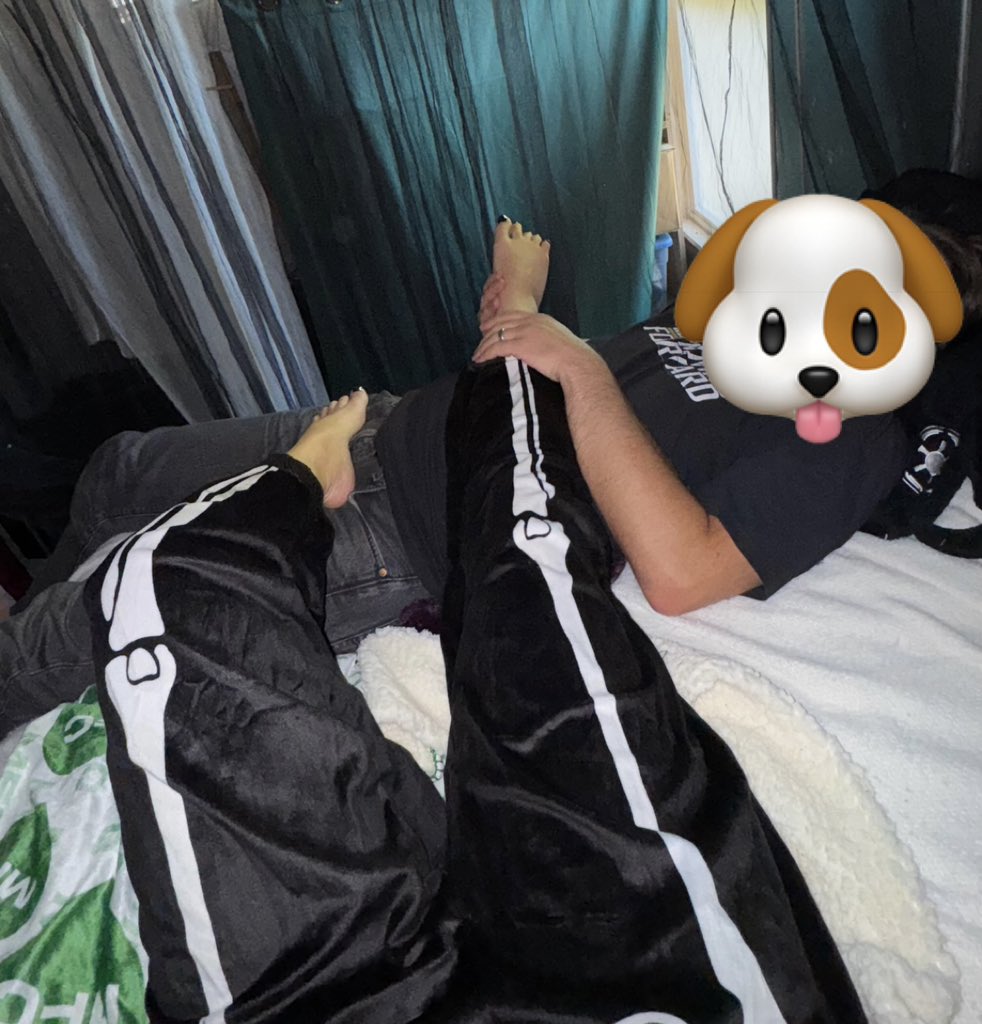 GoddessLilithOG's tweet photo. Enjoying getting My feet thoroughly pampered &amp; also crushing balls at the same time 😇 https://t.co/bgE9x2shTy