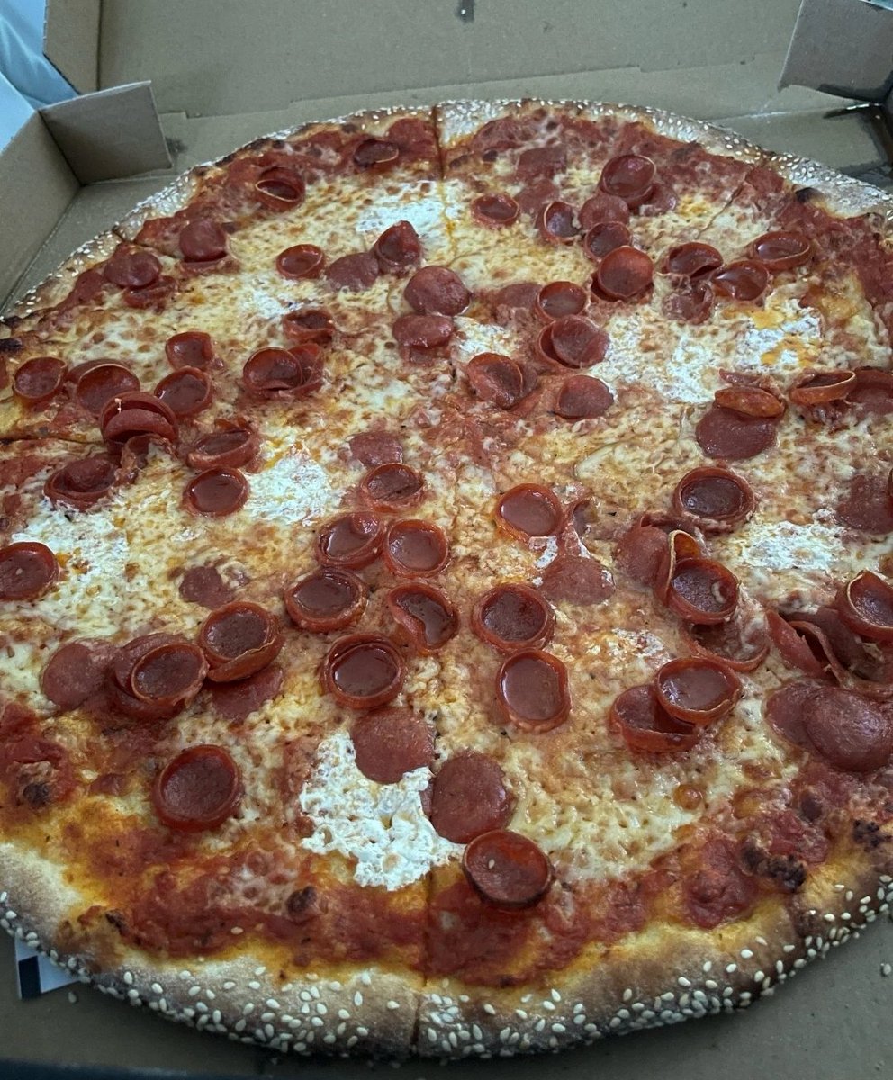 Sesame seed crust

Piccante pepperonis

Dry aged, smoked and fresh mozzarella 

Vodka sauce

Well done

🤌

Long live <a href="/bankrbot/">Bankr</a> gimme my points 🤣