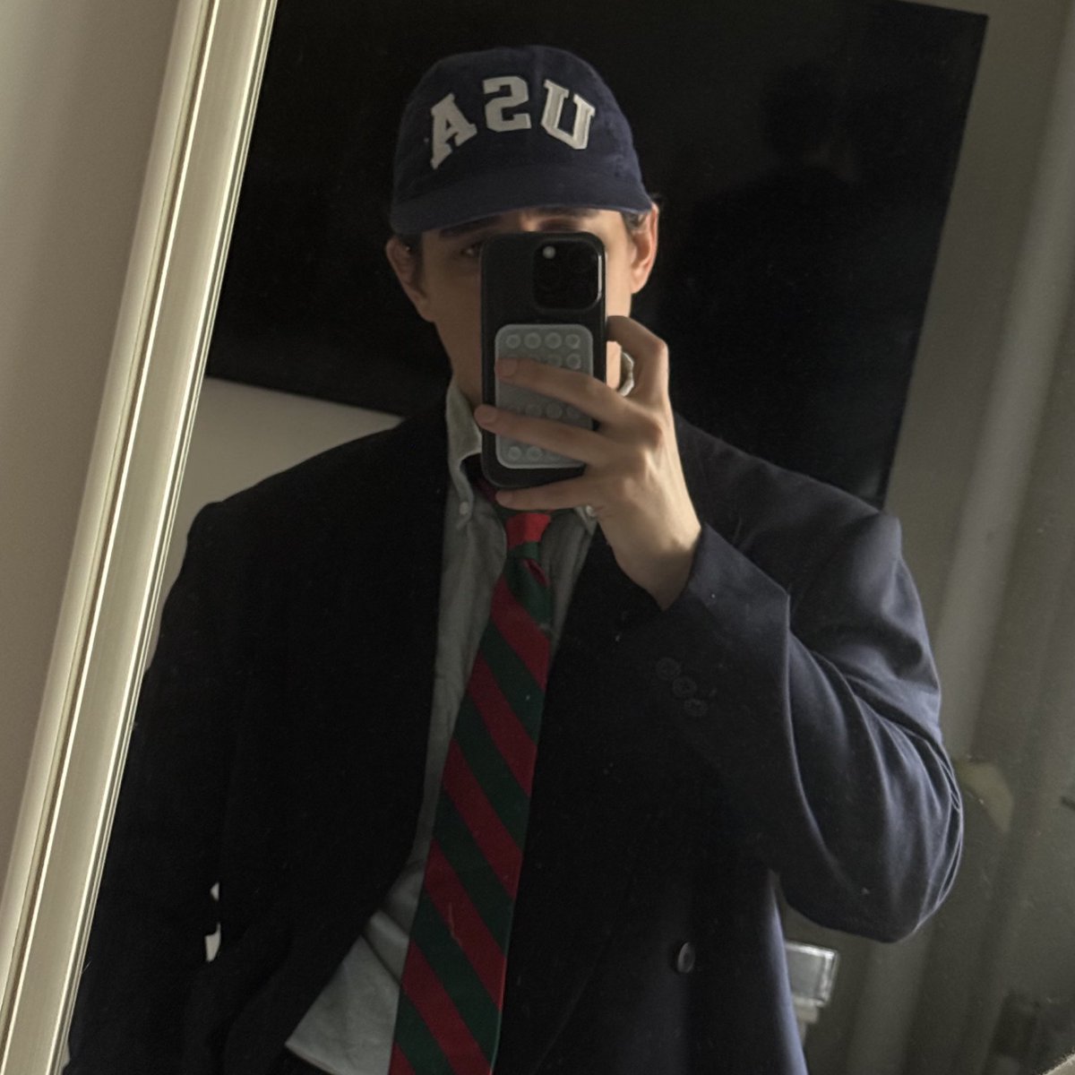 jakewoolf's tweet image. The greatest shirt of all time is a light blue oxford cloth button down
This is an indisputable fact so I wrote all about it and listed out my 8 favorite options on the market
Link in bio