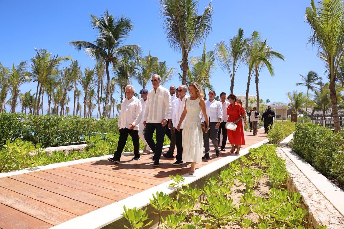 Hoy es un día muy especial para la familia <a href="/GrupoPuntaCana/">Grupo Punta Cana</a> y la familia Amengual que han unido fuerzas para inaugurar el primer hotel W todo incluido del mundo.
Con esta inversión, reafirmamos nuestro compromiso con la República Dominicana y su continuo desarrollo turístico. 🇩🇴