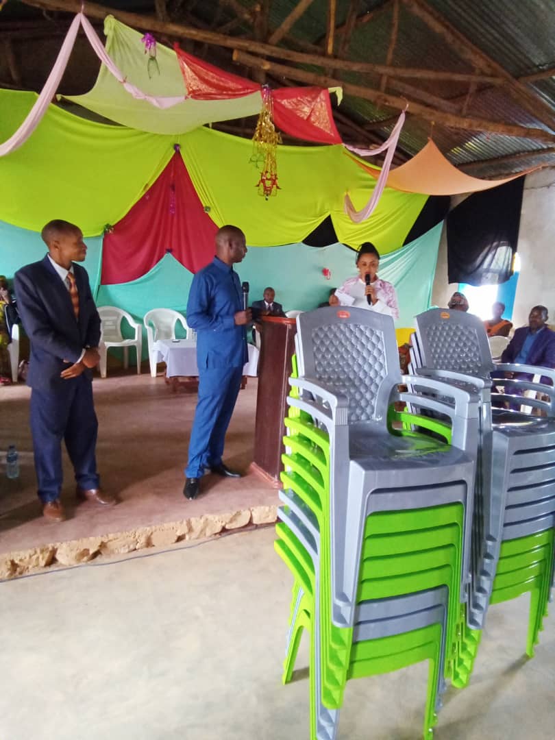 #Matongo 5/10/2025
Gushigikirana: Muntumbero yogushikira abenegihugu , Umunyamabanga wa <a href="/CnddFdd/">CNDD-FDD</a> na Musitanteri batanze ivyuma ndongoramajwi n'intebe bifise agaciro ka 3.000.000F nivyo yatanze Kuba krisu b'ishengero #MINEVAME muri zone #Nyabibuye mukubashigikira mukwemera kwabo.