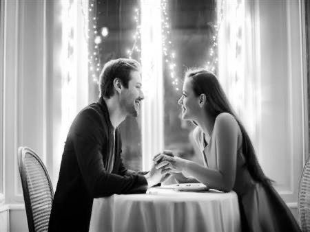 .

عطني سواليفك ونا سارحٍ فيك
أهيم مع صوتك وبحة كلامك ..

#اعجبتني