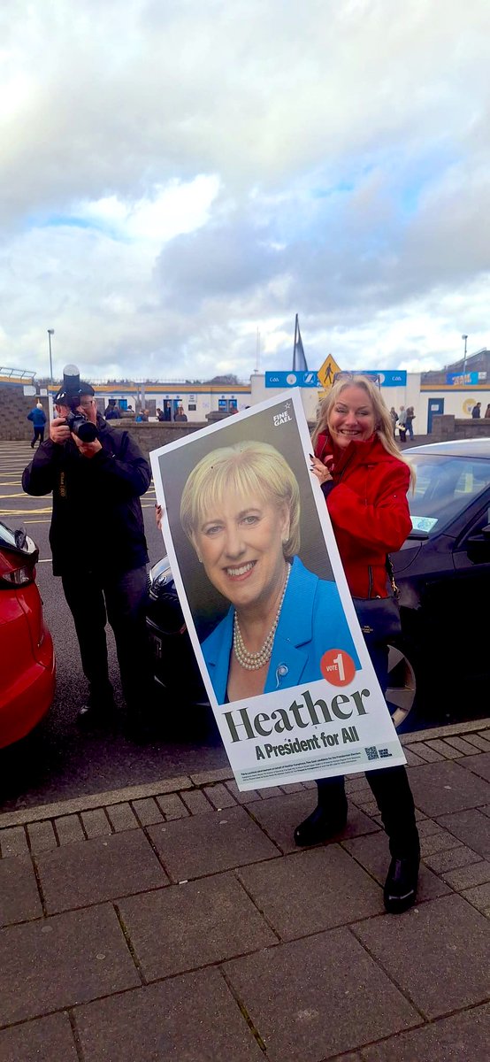 Neart póstaer <a href="/HeatherH/">Heather Humphreys</a> timpeall an Bhoirne &amp; An Chláir inniu! 👏 🗳️ 

#Aras25 #HeatherForPresident