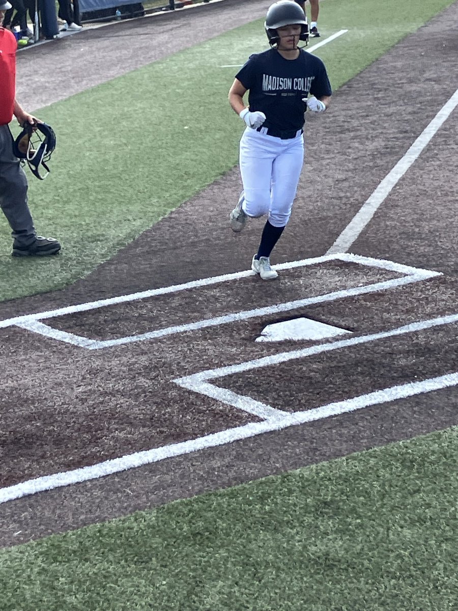 HHSSoftball tweet media