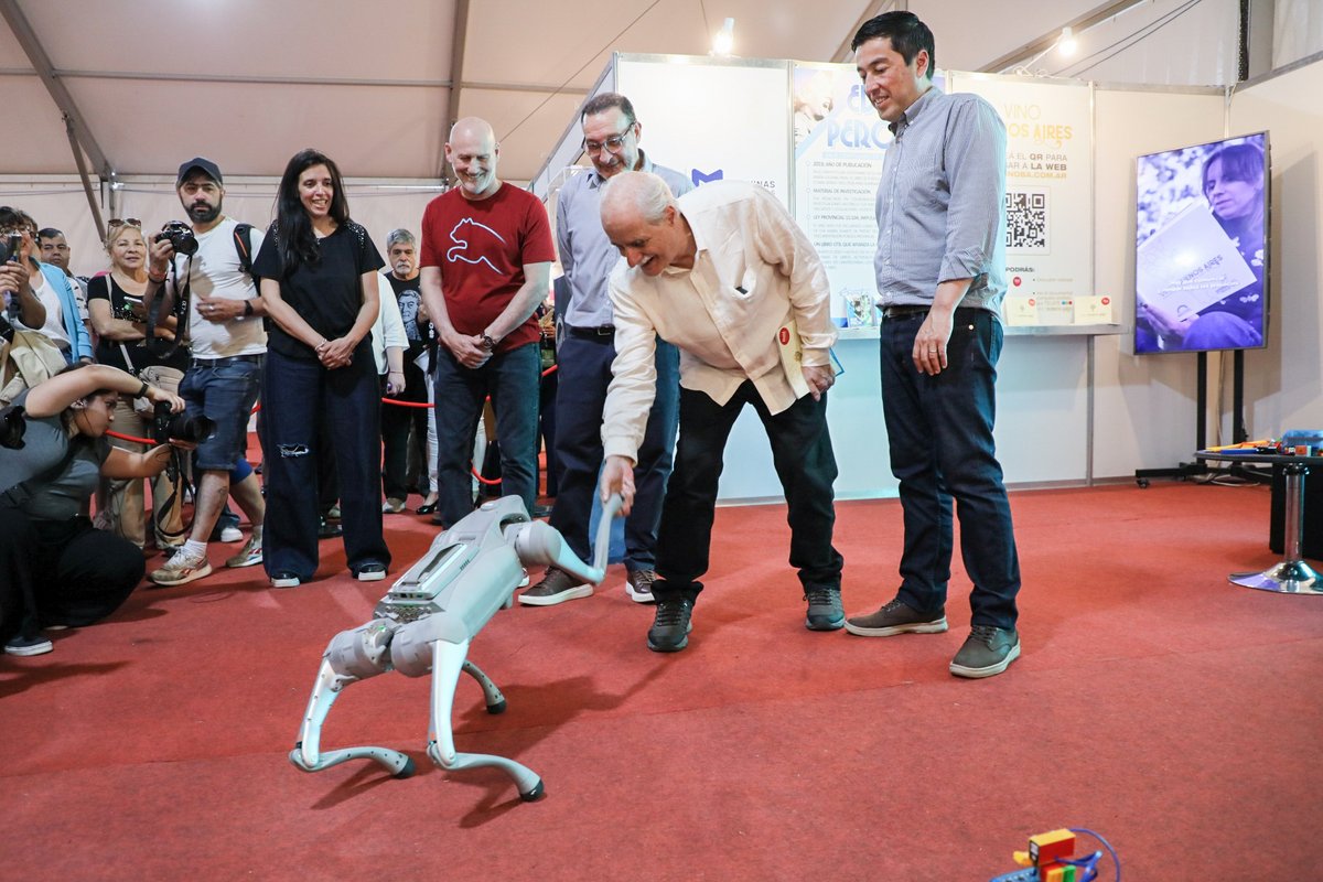 Ayer estuve recorriendo la 6º Feria del libro de Malvinas Argentinas junto al intendente <a href="/Nardini_Leo/">Leo Nardini</a>  y el senador provincial <a href="/luisvivona/">Luis Omar Vivona</a>.
La feria cuenta con más de 60 stands y propone conferencias, actividades educativas, y talleres para niños.
¿Lo mejor? El perrito robot 😜