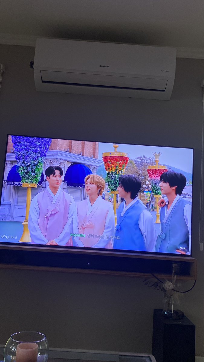 pinkgiuk's tweet photo. It feels so rare to see new onewe content😭 https://t.co/KPcO1LPBc9