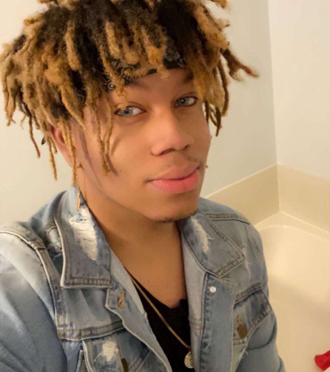 Jin x Supreme ❤️‍🔥 tweet media