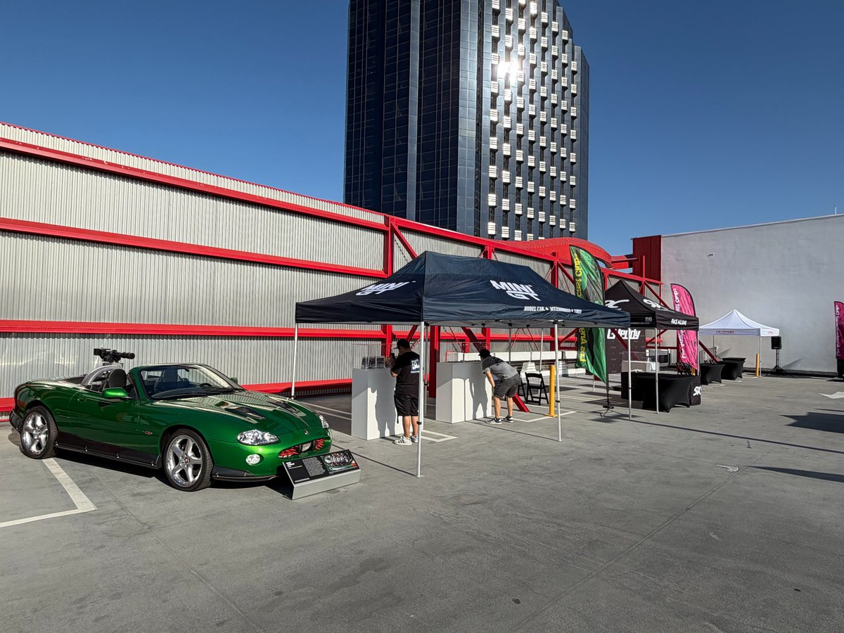 MINI GT - 1:64 collectible diecast model tweet media