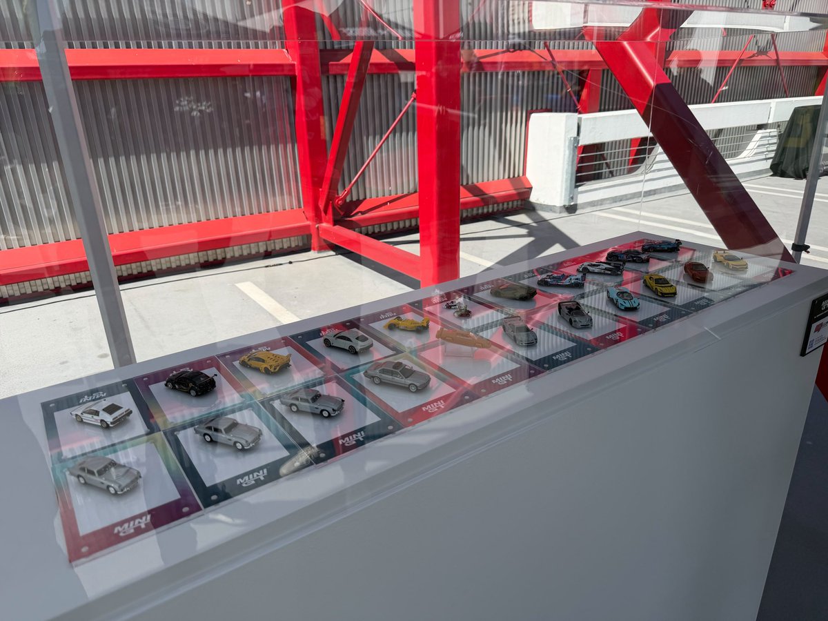 MINI GT - 1:64 collectible diecast model tweet media