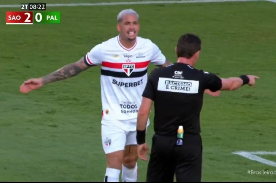 HellenTricolor's tweet photo. @SaoPauloFC Continuem batendo no Luciano continuem O CARA É O ÚNICO QUE BRIGA PELA GENTE VAI PRO CARALHO TODO MUNDO https://t.co/aE7zUYMm85