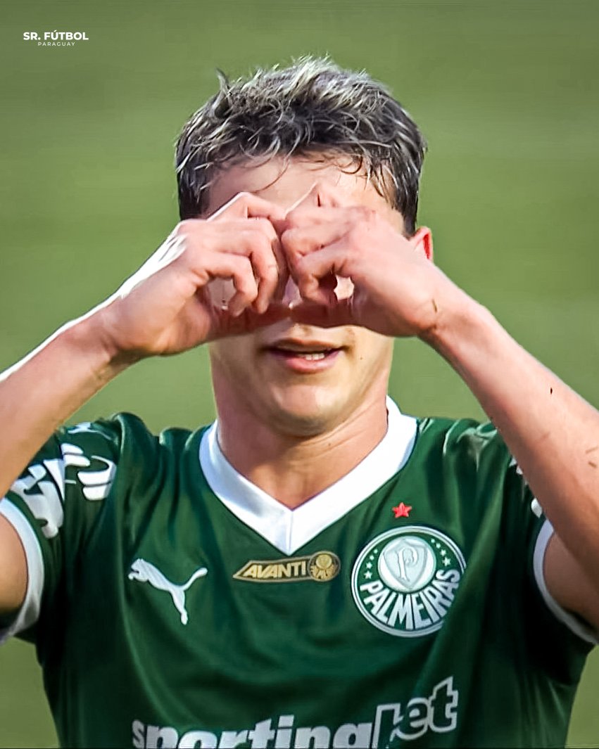 SrFutbolPy's tweet photo. Qué locura esto.

Palmeiras perdía 2-0 ante São Paulo en el Morumbí.

Ramón Sosa ingresa al minuto 65 de juego.

Participa de gran manera en el tanto del descuento y convierte el tercero, para ganar un partido histórico.

👏🏻🇵🇾 Absolutamente determinante hoy el amiguito. https://t.co/PqNhwBxuv7