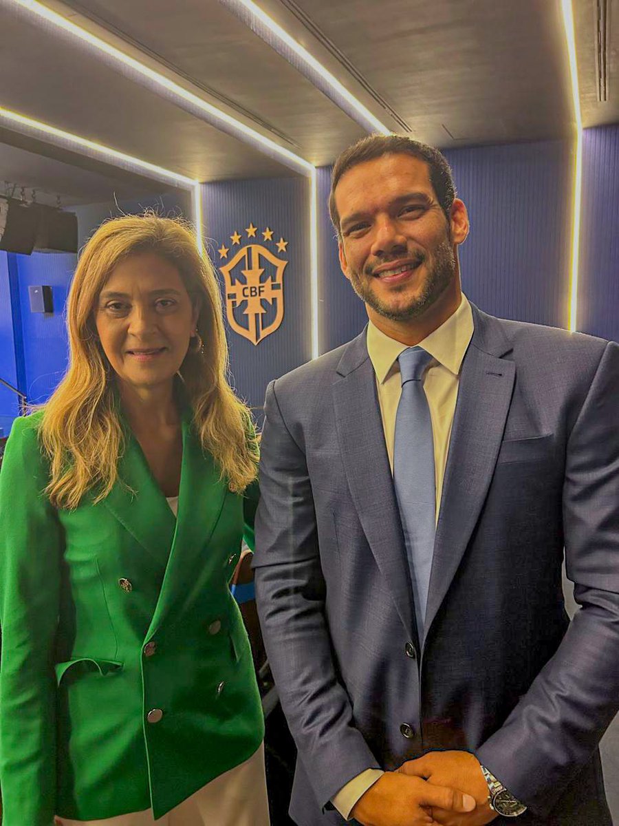avidikidibi's tweet photo. @futebol_info Tá bem claro o que vai acontecer daqui em diante, melhor paralisar o campeonato e entregar logo o título pra Leila Pereira que toda semana se reúne com o presidente da cbf, esse time desconhece a honestidade, tá no sangue https://t.co/Y93lglDdRu