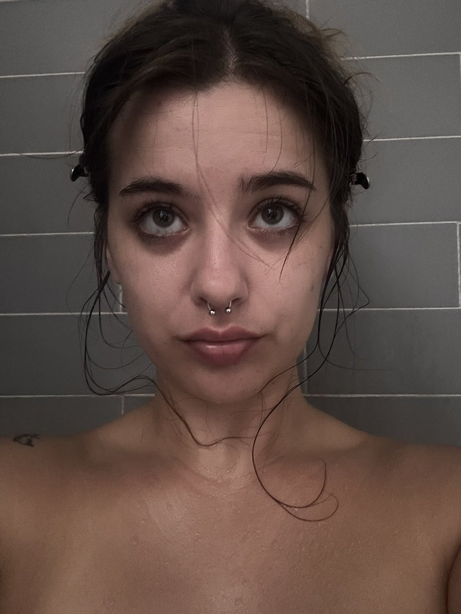 devineeseraph's tweet photo. sending oiled up boobs to anyone that retwts 🎃 https://t.co/IKaEmmybWr