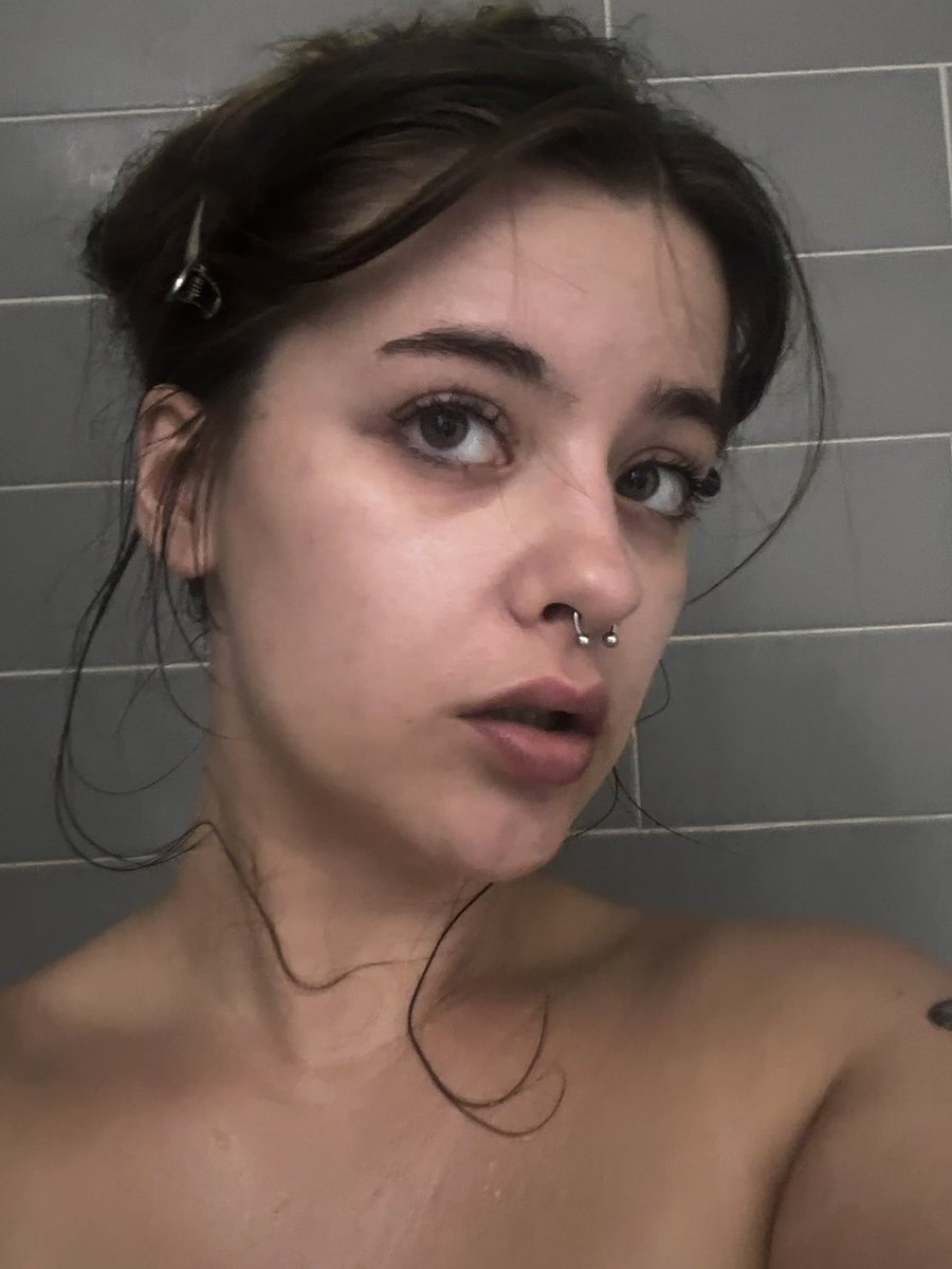 devineeseraph's tweet photo. sending oiled up boobs to anyone that retwts 🎃 https://t.co/IKaEmmybWr