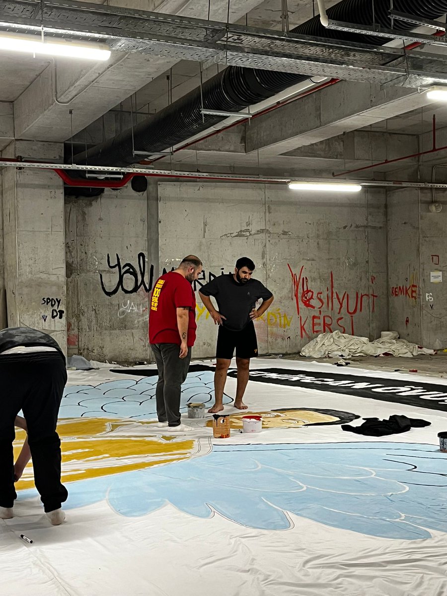 brigata1925's tweet photo. Beraber  haftalarca Göztepe'ye hizmet etmek için statda sabahladığın,yollarını,yıllarını harcadığın kardeşinin pankartını yapmak kadar zor bir şey yok tonlarca pankart yaptım hiç biri böyle zorlamadı adını her an yaşatmak boynumuzun borcu olsun iyi ki geçtin hayatımızdan ✋🏽✌🏼🌹 https://t.co/Bozv8PsmvV