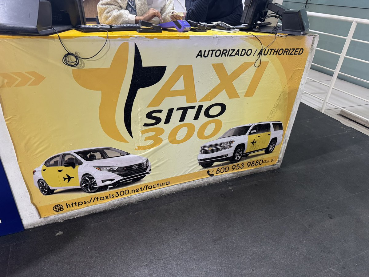 🚫 Pésimo servicio de Taxi Sitio 300 en el aeropuerto.
El conductor se negó a llevarme porque “no cabía mi maleta”, ya que traía la cajuela llena de cajas personales.
Inaceptable que un servicio autorizado trabaje así.
@TaxiSitio300 #CDMX #Aeropuerto