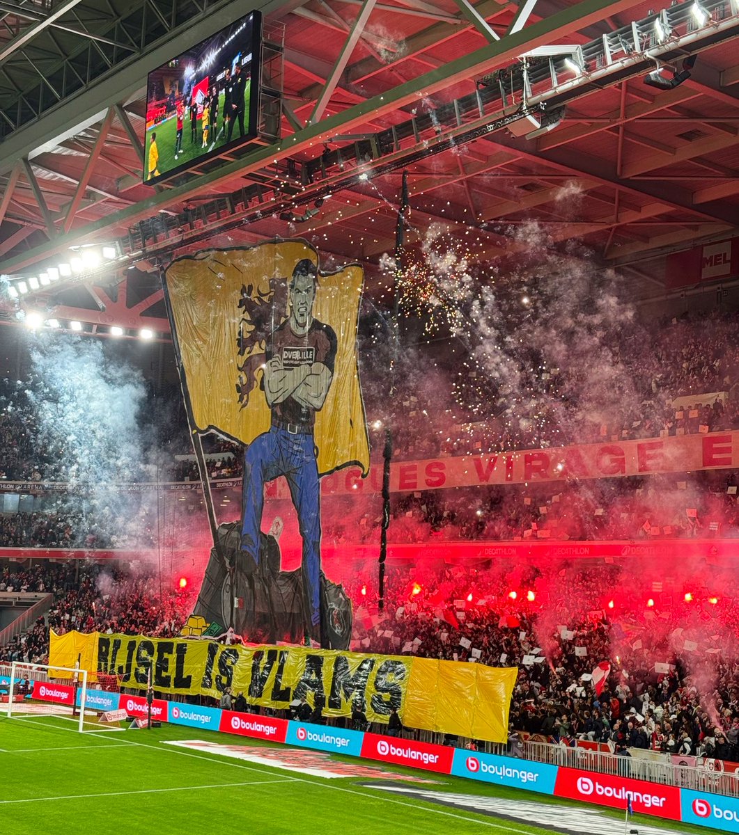 AuStadeLillois's tweet photo. La très belle animation des DVE 🧨 

📸 @LePetitLillois / @LilloisAllez 
LOSC 1-1 PSG - 05/10/2025 https://t.co/2l9IjUU6ea