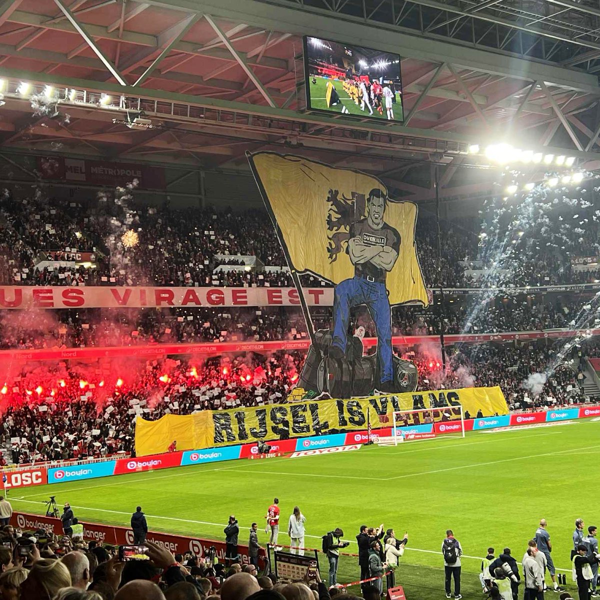 AuStadeLillois's tweet photo. La très belle animation des DVE 🧨 

📸 @LePetitLillois / @LilloisAllez 
LOSC 1-1 PSG - 05/10/2025 https://t.co/2l9IjUU6ea