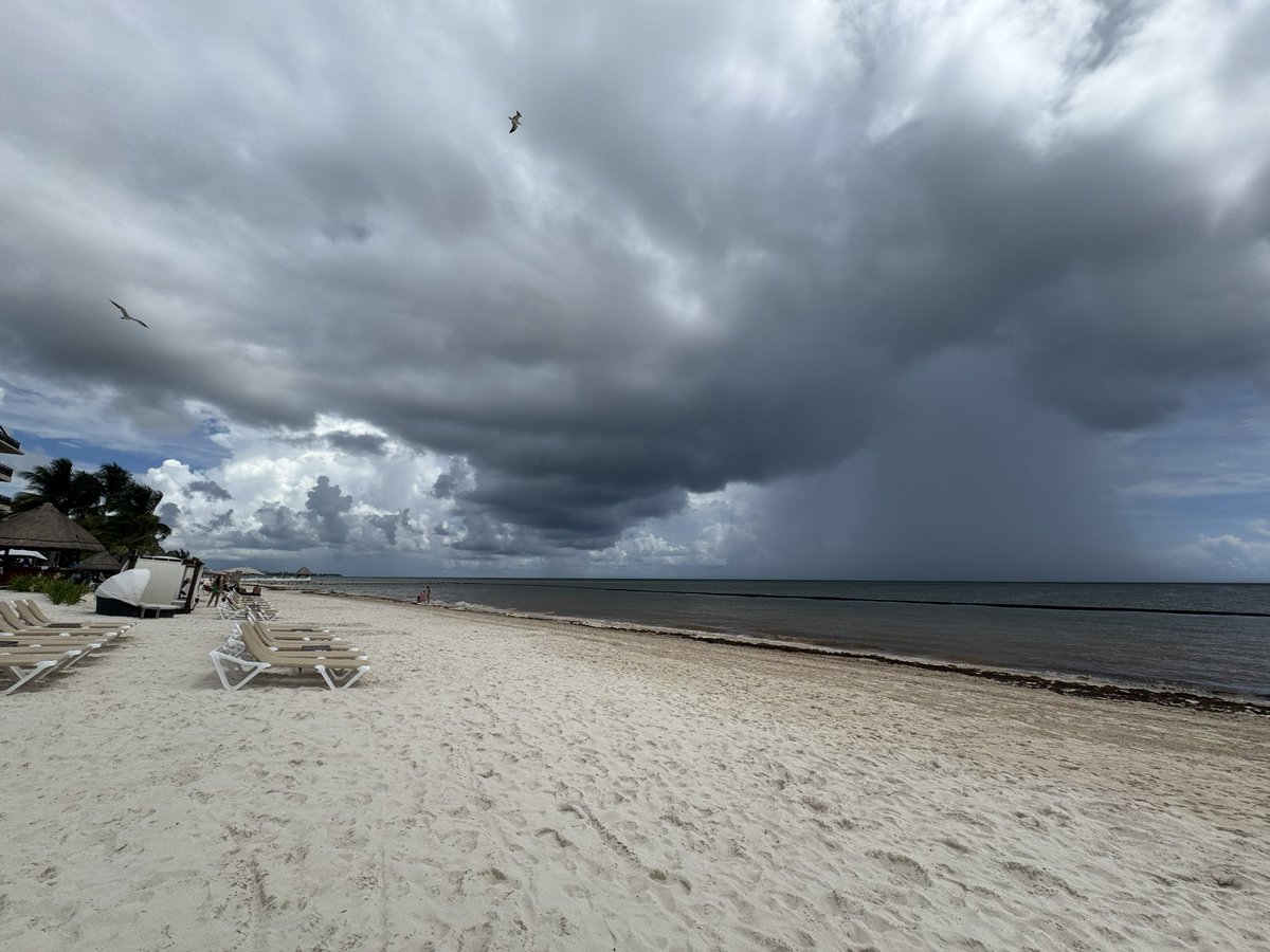 DanMacCon's tweet image. Cortina de lluvia.