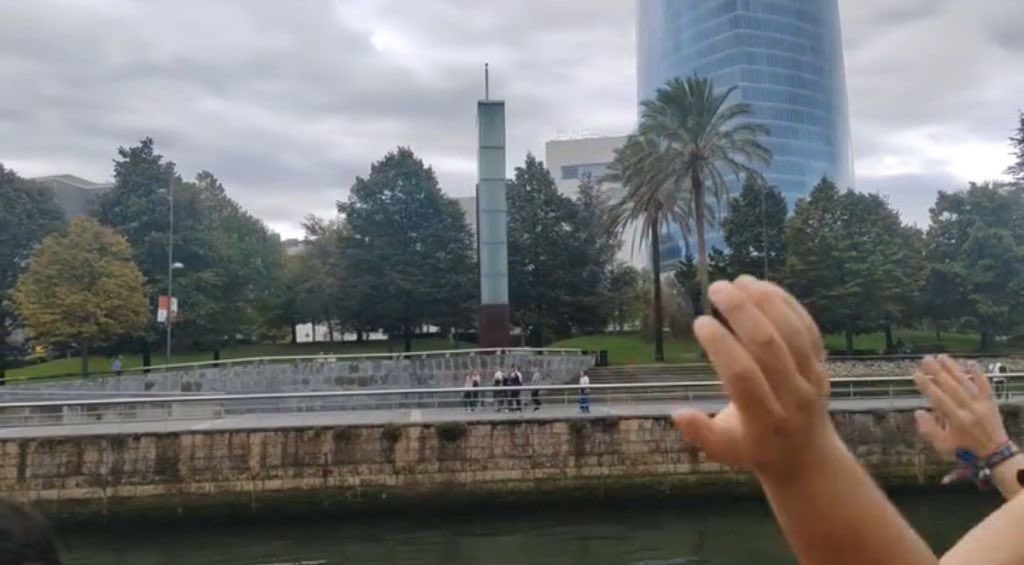 Me parece LAMENTABLE que la plantilla del Athletic Genuine se tenga que costear de su bolsillo la gabarra de celebración del título. Y para más inri, el club no ha publicado NADA al respecto. Con lo que claro, no fue nadie a verles. Que impotencia.