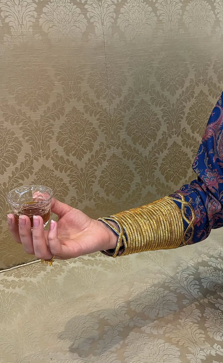 #صباح_الخير 
متصل الآن 🟢صباح الورد 

,, 🌹🌷💐
.;*;🌸🌻🌼;
;🌺;;🌻*,,🌺*
🌿*🌼*🌿
     \\|//
      )"""(
   ("~"~")