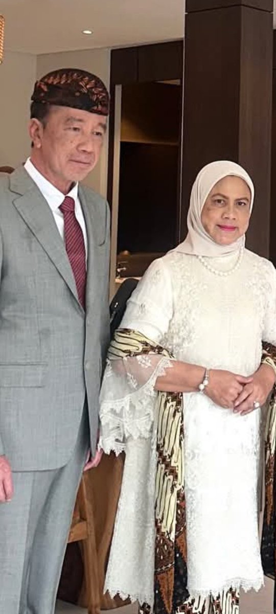 ThatSun510's tweet image. Jauh sebelum orang2 CURIGA ada yg beda dengan Jokowi, saya sejak lama speak Jokowi sejak 2019 BUKAN orang yg sama.

Gak heran ada rekaman Iriana nolak rangkulan Jokowi, karena itu Mulyono (Jokowi 2.0).
Nampaknya Iriana pun sudah 2.0 juga🤭

#BodyDouble #semiotika 
@StopPlandemit