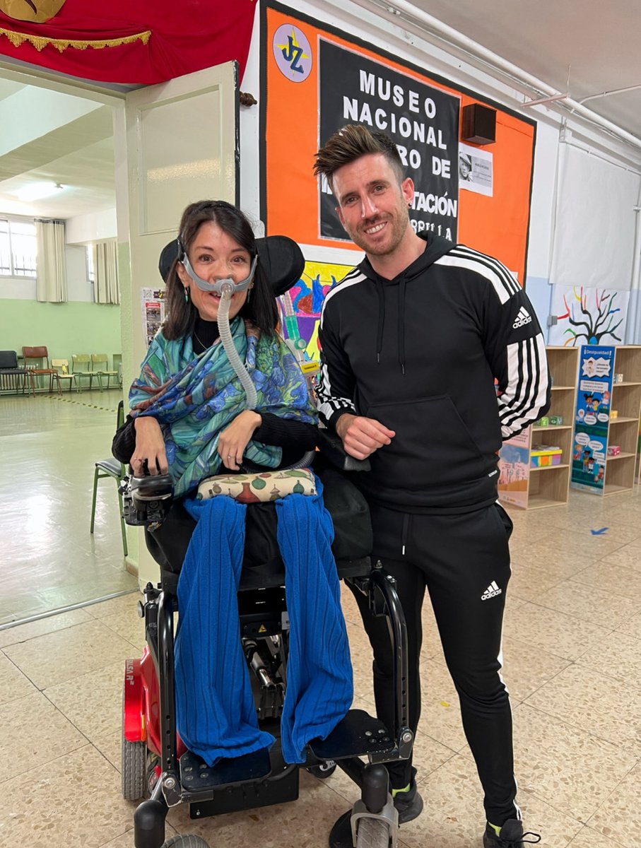 Me cuesta creer que en esta tweet te esté diciendo adiós 🥺 

He elegido nuestra última foto juntos por lo mucho que nos reímos con ese robado de tu madre, imaginando como todo el mundo pensaría que estábamos hablando de temas importantes de educación, (…)