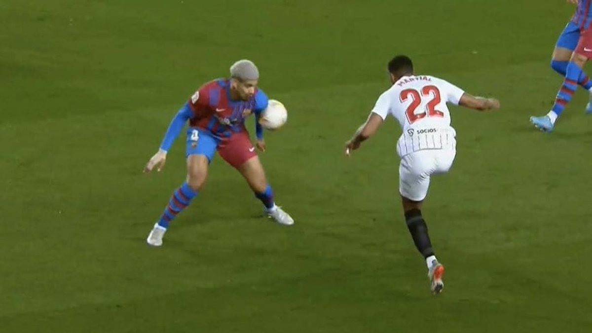 caliguIa3's tweet photo. Bueno pero eso seguramente sea porque el Sevilla no llegaba al área: https://t.co/NFkAmp0QBJ