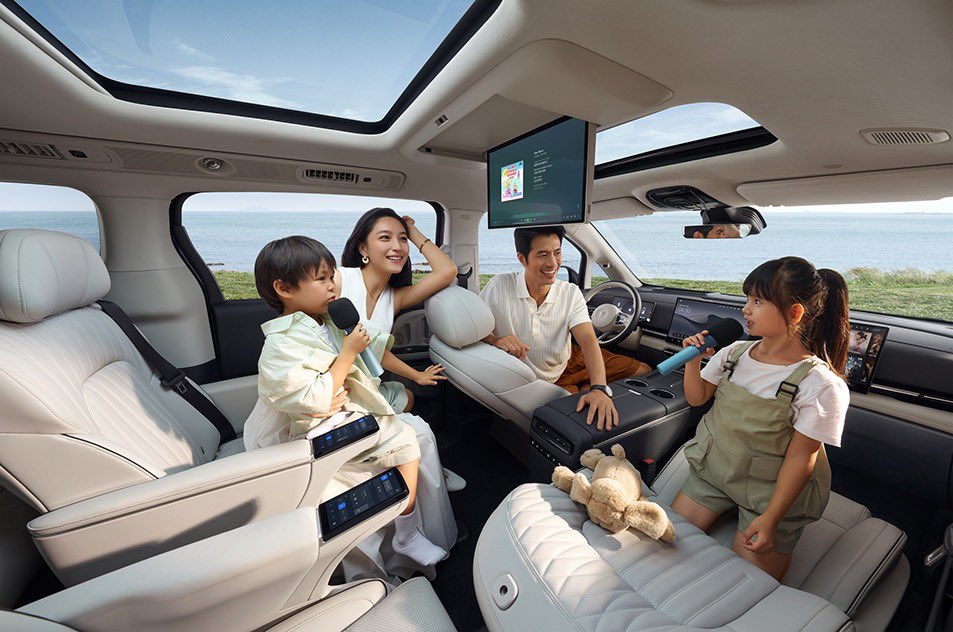 linconbravos's tweet photo. Gliding along coastal cliffs in this electric minivan marvel—part family chariot, part futuristic lounge on wheels. Endless horizons, 800+ km of silent range, and pure zero-emission vibes. Road trips just got a whole lot more epic. https://t.co/ahYGzIx89W
