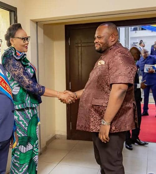 Aucun problème  entre Honorable  madame la Présidente A.I  et le SEM Gouverneur  ,   aucun projet projet  de financement  de 50.000$ pour la destitution  de madame  la vice présidente,  Honorable Germaine  NZOLANTIMA  , alors Arrêtons  l’#intox.