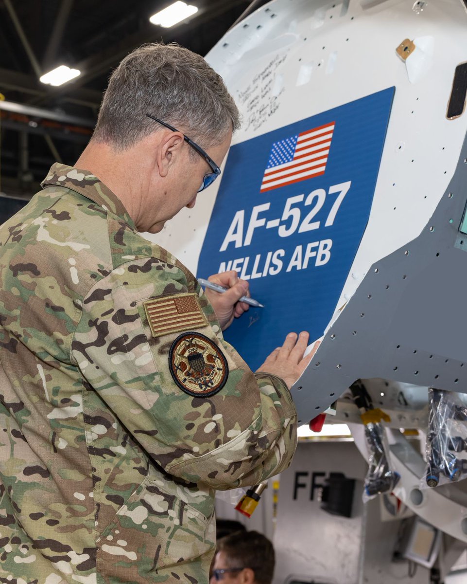 AirPowerNEW1's tweet image. General Dan Caine, Chairman of the 🇺🇸 Joint Chiefs of Staff, putting his signatures on the 527th #F35A for the US Air Force last month. This, FY-2023 aircraft will be delivered to the Air Force in the coming months (Lockheed Martin).