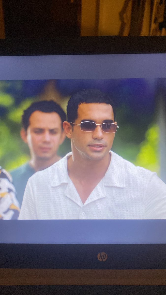 كل ما بشوفه بفتكر جملة اتقالت لي: مابحبش الواد ده شكله ريحته سمك 😂