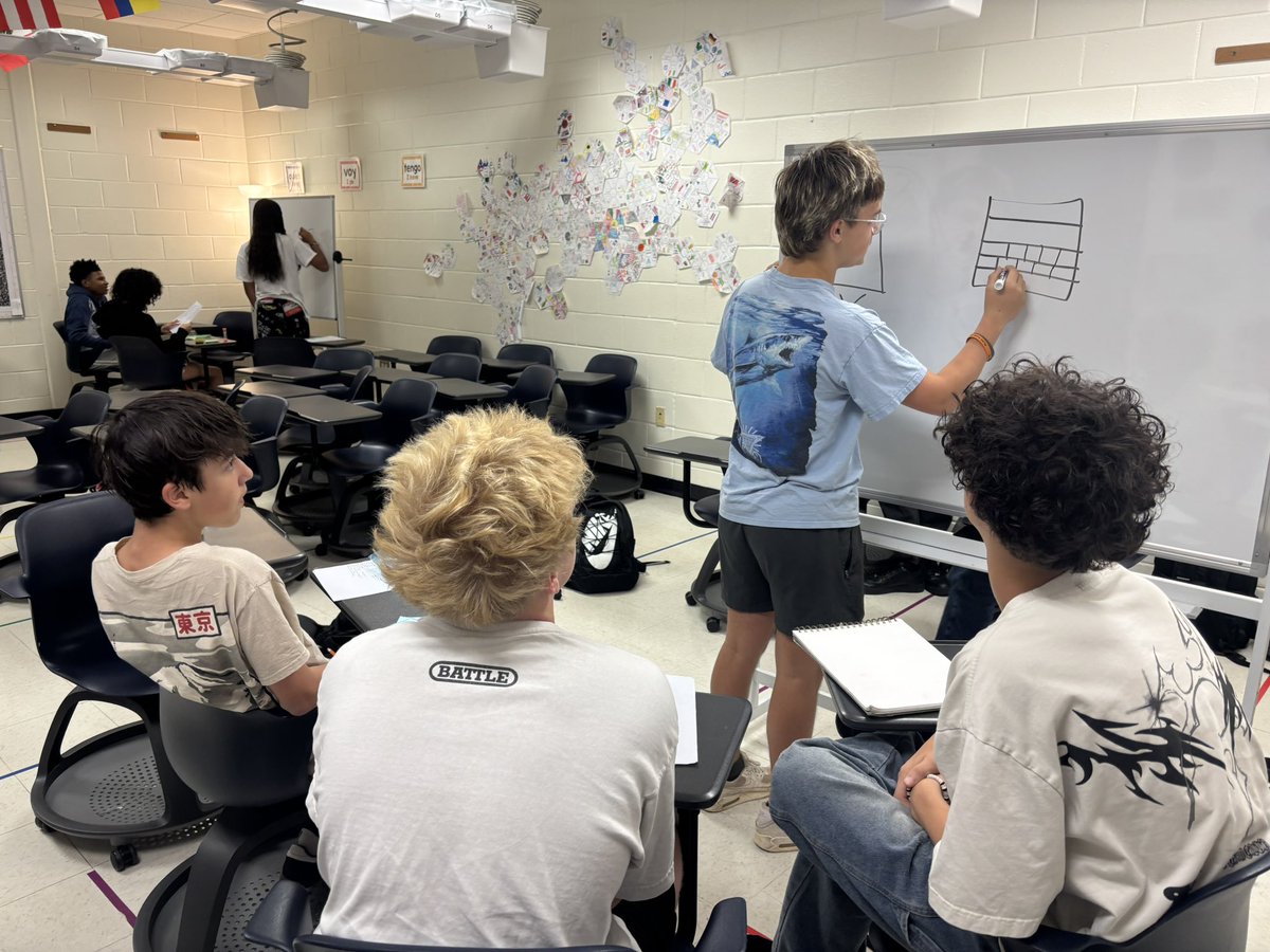 CHSWLanguage's tweet image. Spanish 2 students practicing new vocabulary in small groups! First round: drawing ✏️, second: charades 🎭, and last round: using the words in conversation 🗣️. Learning in action! @The_CHSKnights
