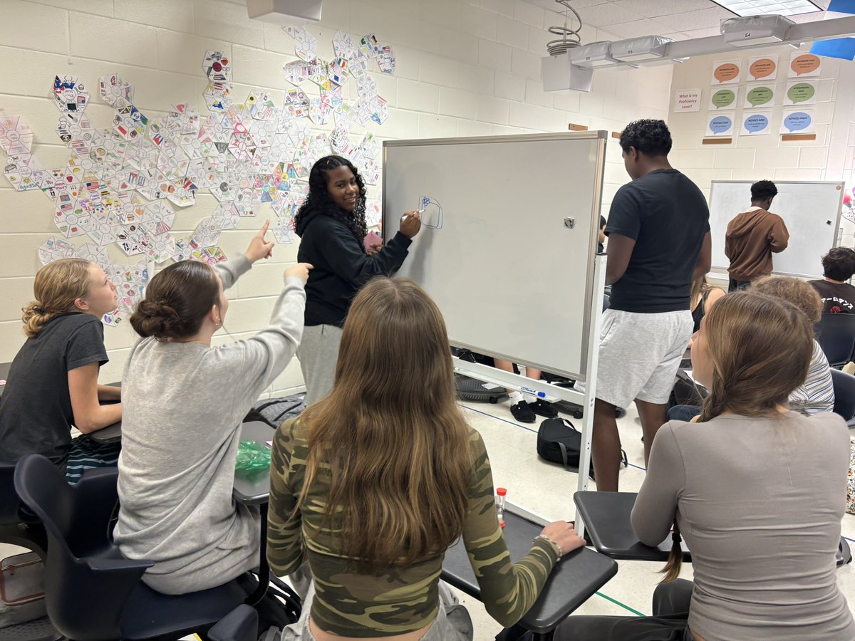 CHSWLanguage's tweet image. Spanish 2 students practicing new vocabulary in small groups! First round: drawing ✏️, second: charades 🎭, and last round: using the words in conversation 🗣️. Learning in action! @The_CHSKnights