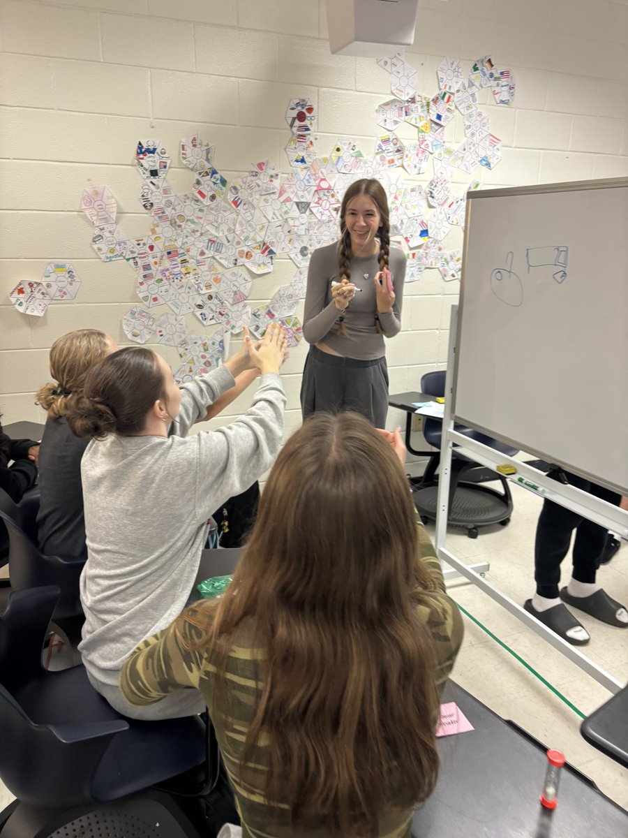 CHSWLanguage's tweet image. Spanish 2 students practicing new vocabulary in small groups! First round: drawing ✏️, second: charades 🎭, and last round: using the words in conversation 🗣️. Learning in action! @The_CHSKnights