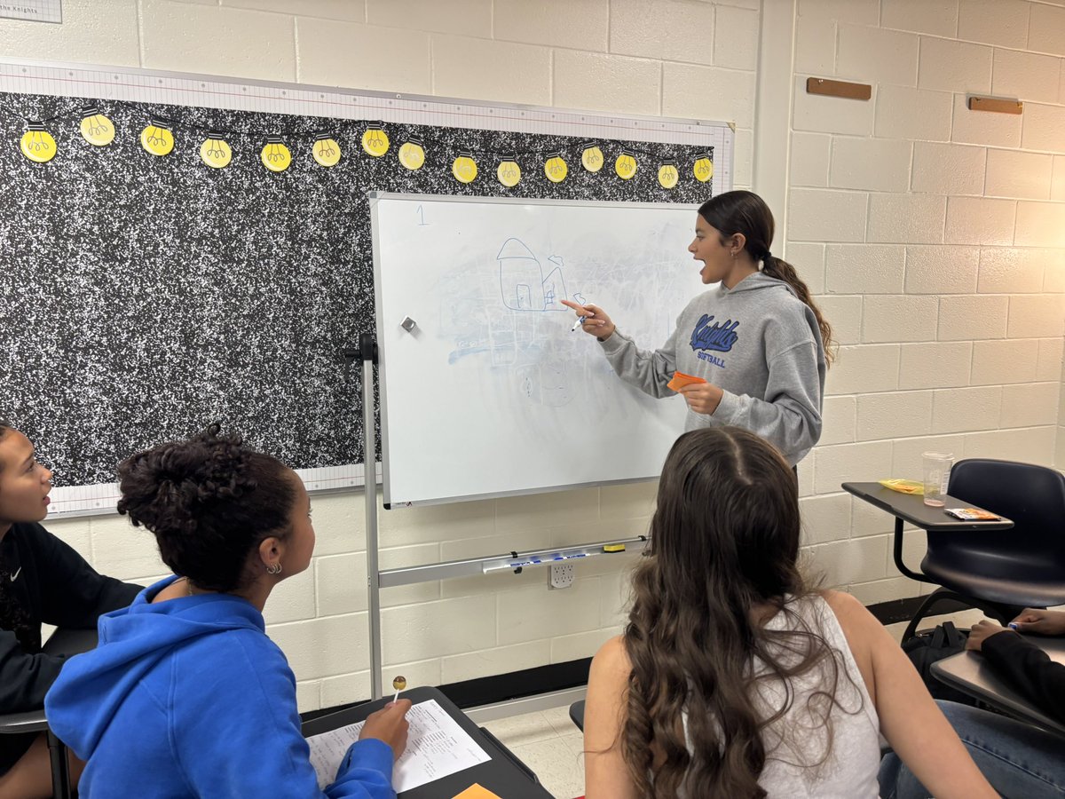 CHSWLanguage's tweet image. Spanish 2 students practicing new vocabulary in small groups! First round: drawing ✏️, second: charades 🎭, and last round: using the words in conversation 🗣️. Learning in action! @The_CHSKnights