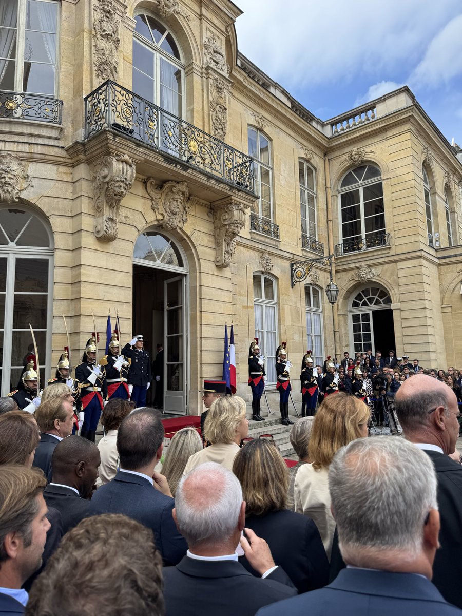 _TPLR's tweet photo. Très honoré d’avoir été convié à la cérémonie de passation de pouvoir à l’Hôtel de Matignon entre M. @bayrou  et M. @SebLecornu , nouveau Premier ministre.

Aux côtés des délégués et des membres de Tout Pour La République, j’ adresse mes remerciements sincères à M. François Bayrou pour les services rendus à la Nation durant cette période exigeante, et félicite M. Sébastien Lecornu, à qui je souhaite pleine réussite dans la mission qui lui est confiée au service des Français.