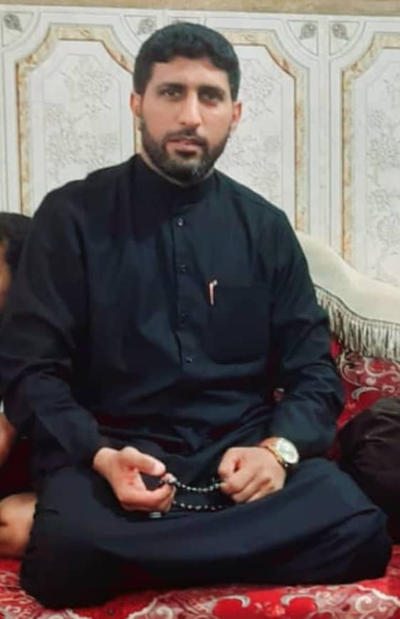 ModhejiA's tweet image. ابراهیم سواری از #اهواز برای کار و امرار معاش به #عراق میرود. شب گذشته درحالی که روی پشت بام خانه ای در #بصره خواب بود در اثر اصابت گلوله ای سرگردان درجا کشته میشود.
چگونه تا کردید با #خوزستان زرخیز و نگاهبان وطن که امروز فرزندانش بدنبال نان اسیر دیو &quot;مهاجرت&quot; شده اند؟