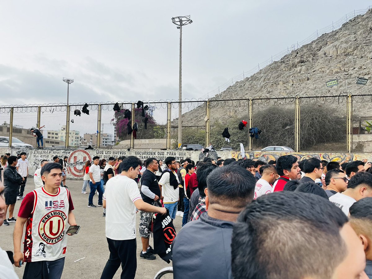 En Norte la <a href="/PoliciaPeru/">Policía Nacional del Perú</a> nos está robando nuestras casacas que compramos en <a href="/marathonsports_/">Marathon Sports</a> que nos cuesta 349.00 soles , solo porque tiene capucha , así como lentes de sol y billeteras <a href="/Universitario/">Universitario</a> su apoyo!!!! <a href="/damador90/">Daniel Amador</a>